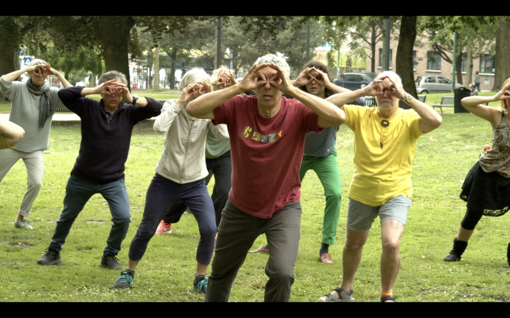 Photo de plusieurs personnes dansant, ils et elles font le même mouvement